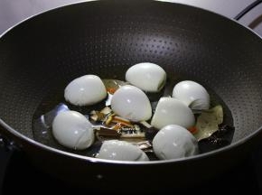 把去壳的鸡蛋下锅，倒入啤酒、桂皮、花椒、陈皮、八角、香叶、冰糖、生抽、老抽、盐等。