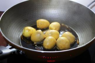 此时水变少，鸡蛋颜色变深，关火；