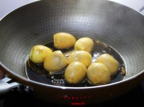 此时水变少，鸡蛋颜色变深，关火；