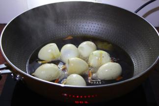 煮沸之后改为小火，再煮15分钟。PS：可以盖上盖子煮