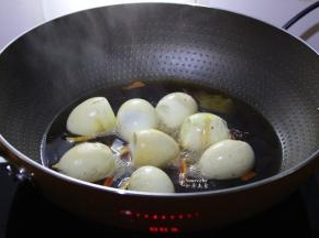 煮沸之后改为小火，再煮15分钟。PS：可以盖上盖子煮