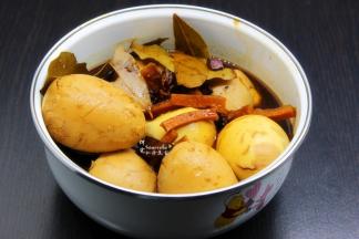 把汤汁和鸡蛋一起盛出，吃的时候把鸡蛋捞出。PS：一直用汤汁浸泡入味。