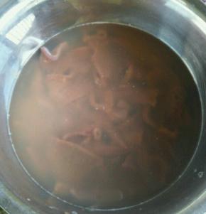 猪肝洗干净，去筋，切条状。清水浸泡几个小时