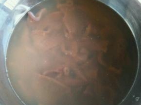 猪肝洗干净，去筋，切条状。清水浸泡几个小时