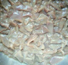 再把泡好的猪肝切小薄片。