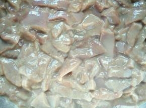 再把泡好的猪肝切小薄片。