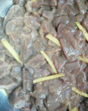 加入生姜丝，料酒腌制一下。