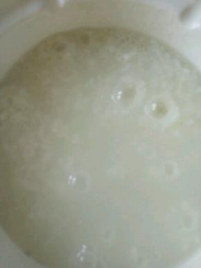 锅里加入水跟米煮开，小火慢慢熬20分钟。