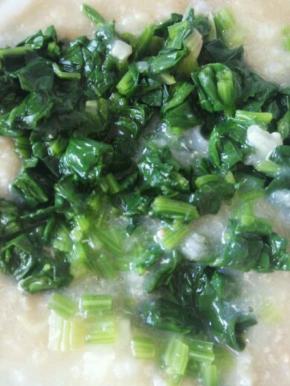 大米粥煮的差不多熟的时候。加入菠菜丁，煮两分钟。