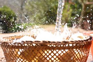 剥去外衣，大水冲去泥土