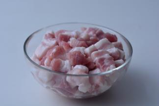 五花肉去皮切小块