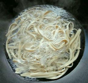 然后在锅中焯水