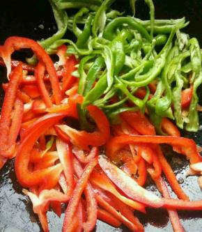 青红椒切丝，锅里放油加热，再放入青红椒