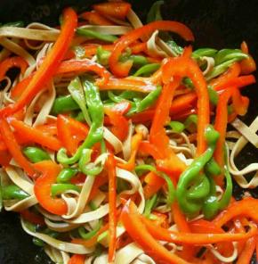 加入豆腐皮翻炒