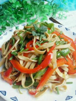 翻炒几分钟，出锅前放盐，然后撒上葱花即可。