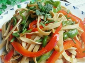 翻炒几分钟，出锅前放盐，然后撒上葱花即可。