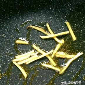 鸡翅捞出，控干水分备用，待锅里的底油烧热后，放入之前腌鸡翅的姜丝，爆香。