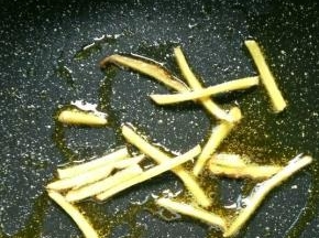 鸡翅捞出，控干水分备用，待锅里的底油烧热后，放入之前腌鸡翅的姜丝，爆香。