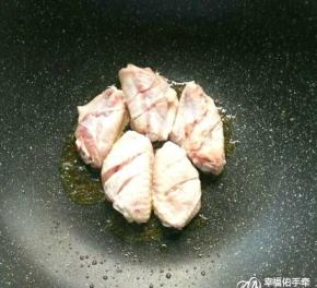 待姜片炒的有点焦的时候，取出，放入鸡翅，待一面煎熟，能推动的时候，再翻面。