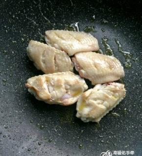 鸡翅入锅以后，不要急着移动它。等底面煎熟，就容易推动了，注意别煎糊了