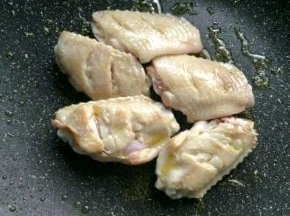 鸡翅入锅以后，不要急着移动它。等底面煎熟，就容易推动了，注意别煎糊了