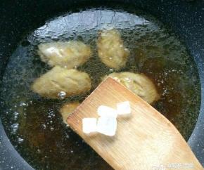 两面都金黄色后，加水，没过鸡翅即可。加三勺酱油，再加入冰糖。