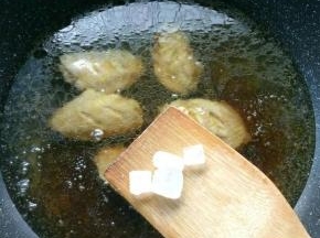 两面都金黄色后，加水，没过鸡翅即可。加三勺酱油，再加入冰糖。