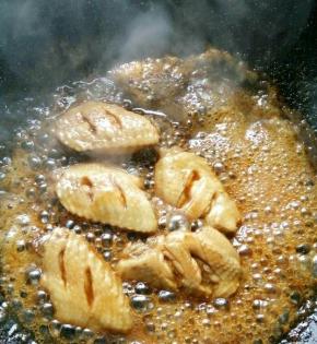 一直煮到汤汁收干就可以开吃了。