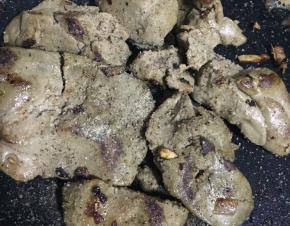 然后放入鹅肝（鸭肝），表面撒胡椒粉、盐，煎熟