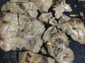 然后放入鹅肝（鸭肝），表面撒胡椒粉、盐，煎熟