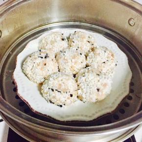 裹好的丸子依次码放在盘中，送入蒸锅，大火蒸三十分钟左右（试丸子大小调整时间）