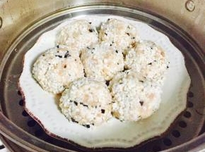 裹好的丸子依次码放在盘中，送入蒸锅，大火蒸三十分钟左右（试丸子大小调整时间）
