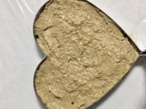 装入铺了保鲜膜的模具里