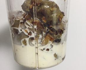 然后加入奶油倒入榨汁杯榨成泥