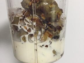 然后加入奶油倒入榨汁杯榨成泥