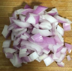 鹅肝（鸭肝）放入牛奶中浸泡，洋葱切碎