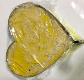 融化剩余黄油倒入表面保鲜膜裹好放入冰箱冷藏