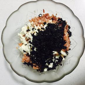 豆腐碾碎，木耳泡发后切碎，加入肉末中