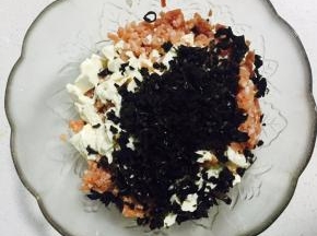豆腐碾碎，木耳泡发后切碎，加入肉末中