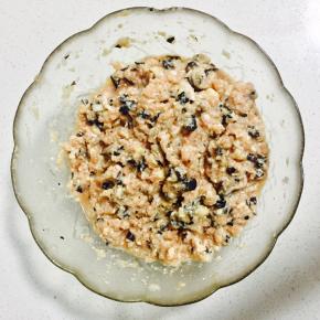 用筷子顺着同一个方向上劲儿，然后团成球状放入沥干水分的小米中滚一圈，让肉丸被小米均匀包裹