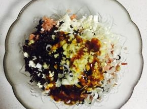 调入生抽、盐、鸡粉、料酒、蚝油、淀粉