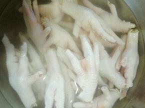 鸡爪洗干净剪去指甲。