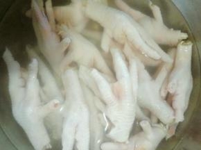 鸡爪洗干净剪去指甲。