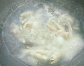 然后放入水中煮熟