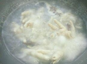 然后放入水中煮熟