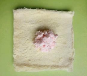 用擀面杖擀平，擀薄，然后放上冰淇淋