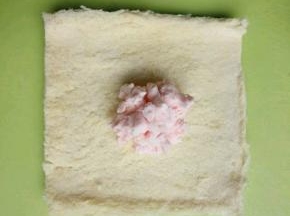 用擀面杖擀平，擀薄，然后放上冰淇淋