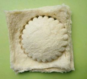 在盖上一片吐司片，用蛋挞模具按着上面用手一扭 ，就出来一个冰淇淋。