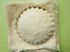 在盖上一片吐司片，用蛋挞模具按着上面用手一扭 ，就出来一个冰淇淋。