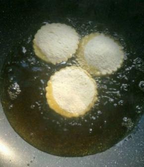 热锅放油，放入冻好的冰淇淋，快速油炸至表面用黄即可